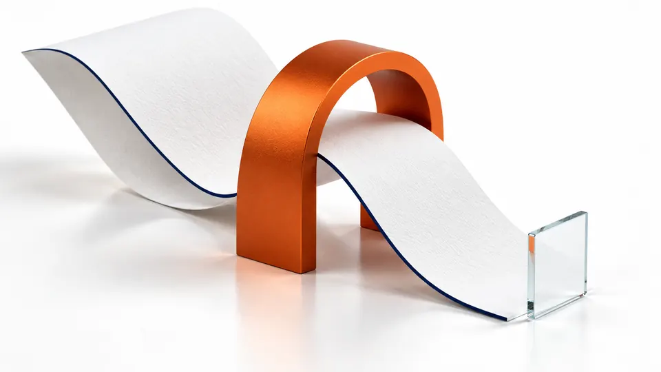 Une arche orange au-dessus d’un panneau blanc ondulé et d’un module en verre