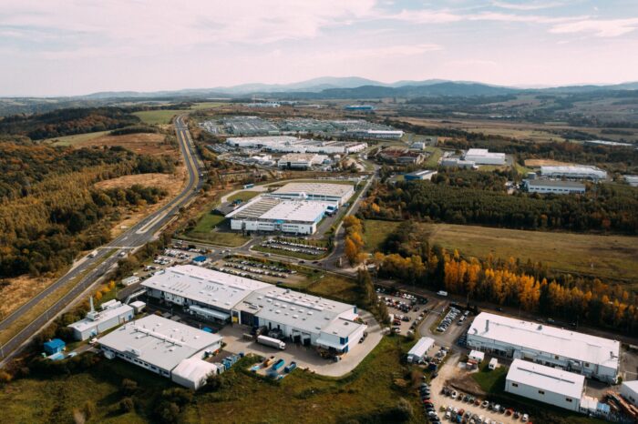 Vue aérienne de bâtiments industriels et de sites de production